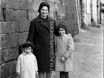 CB2.41.10 Pagliacci Pasquina con figli 1963