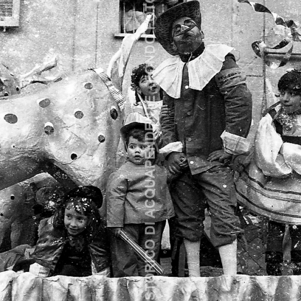 CB2.41.33 Carnevale 1963 - Maschere sul carro