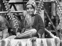 CB2.41.34 Carnevale 1963 - Mascherina sul carro - Caprio Giuliana