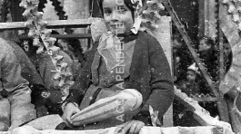 CB2.41.34 Carnevale 1963 - Mascherina sul carro - Caprio Giuliana