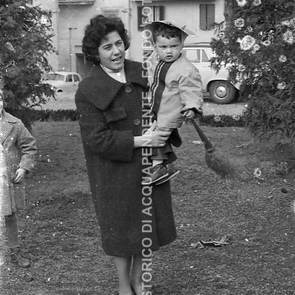 CB2.43.2 Carnevale 1963 - Mamma con Bambino