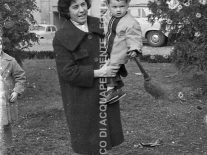 CB2.43.2 Carnevale 1963 - Mamma con Bambino